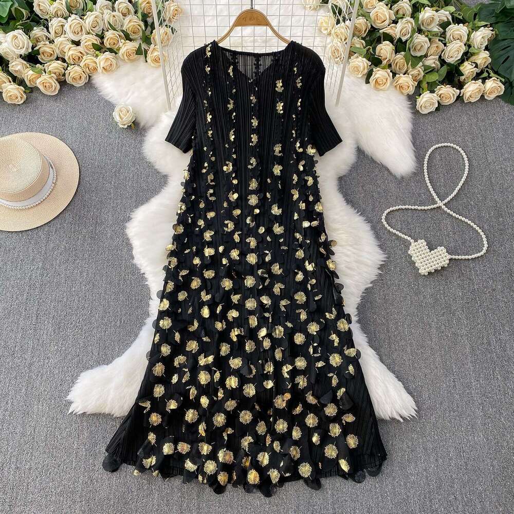 2026 A13 designer women's V-neck pleated summer heavyweight gold three-dimensional flower design for age reduction and slimming long style