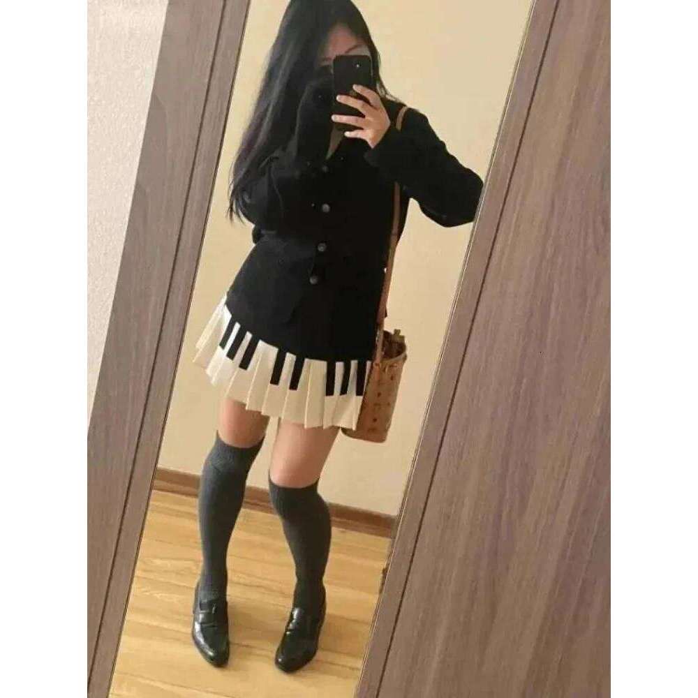 y2k European American black white patchwork pleated women's new retro and niche design short skirt on Instagram Z260314