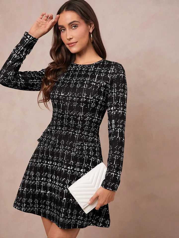 The mini long-sleeved plaid womens dress for autumn and winter in Europe and America is versatileT260316