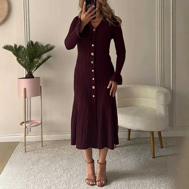 2025 Autumn and Winter French Elegant Pullover Dress Slim Fit and Slimming Knitted Womens Long Sleeved Temperament Long SkirtT260314