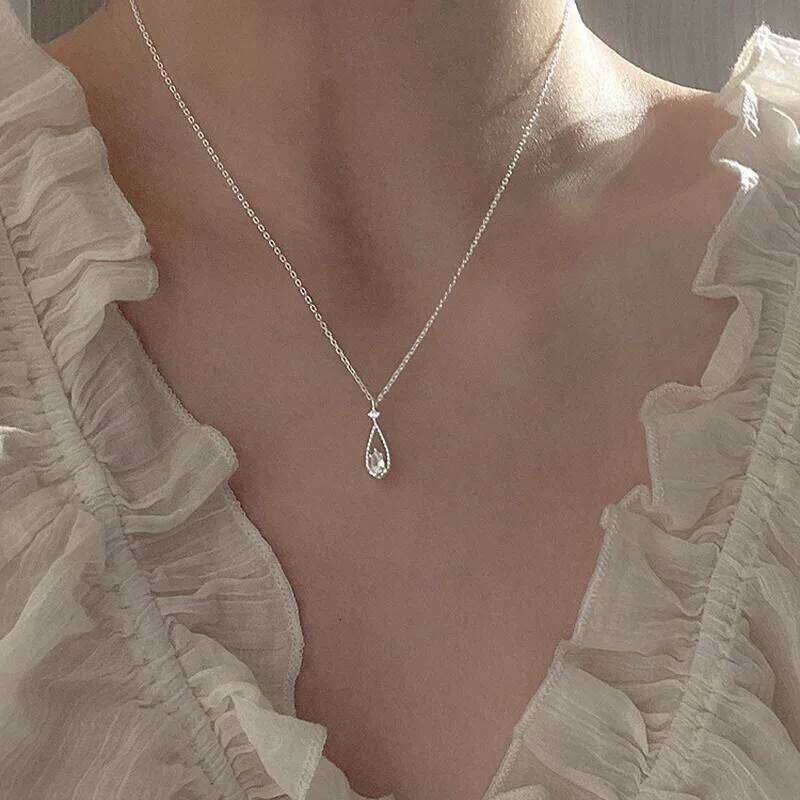 French Shining Zircon Water Drop Pendant Fairy Gold Color Simple Clavicle Chain Necklace Female Party Wedding Jewelry H260312