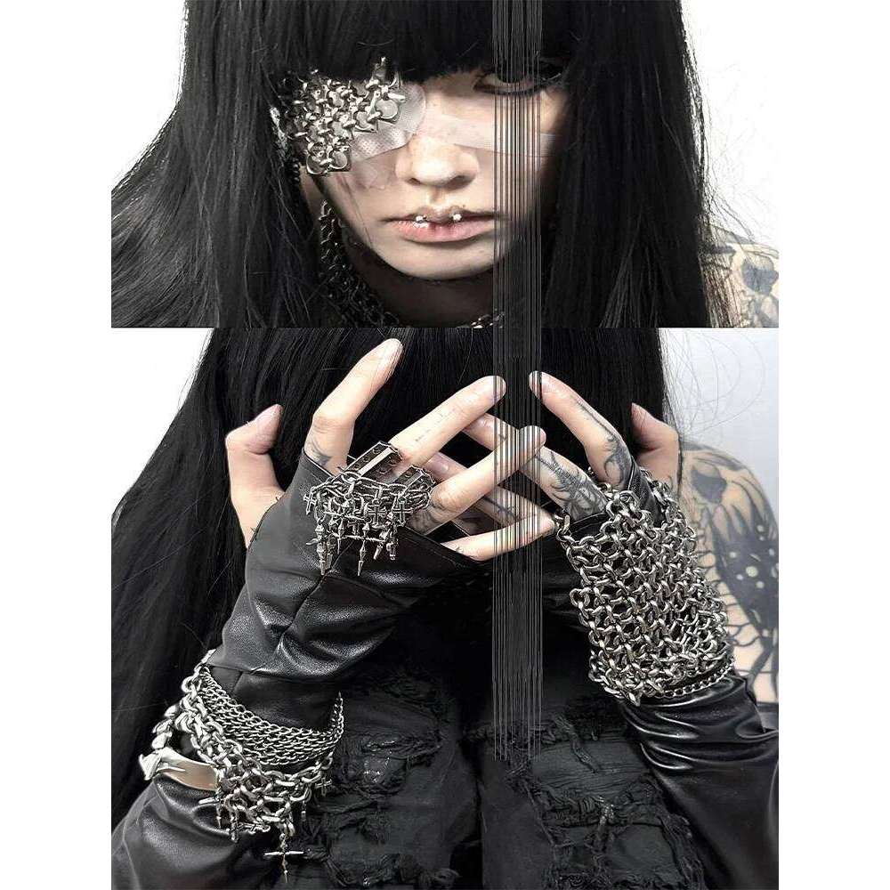 Edgy Cross Cluster Ring, Unisex Jewelry for Men and Women, Bold Fashion Finger Jewelry, Stylish Accessory Piece H260312