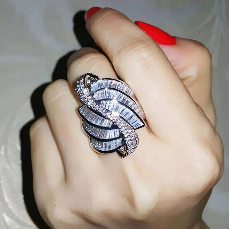 Huitan New Gorgeous Women for Engagement Wedding Geometric Shaped Sparkling Cubic Zirconia Crystal Rings Fashion Jewelry H260312
