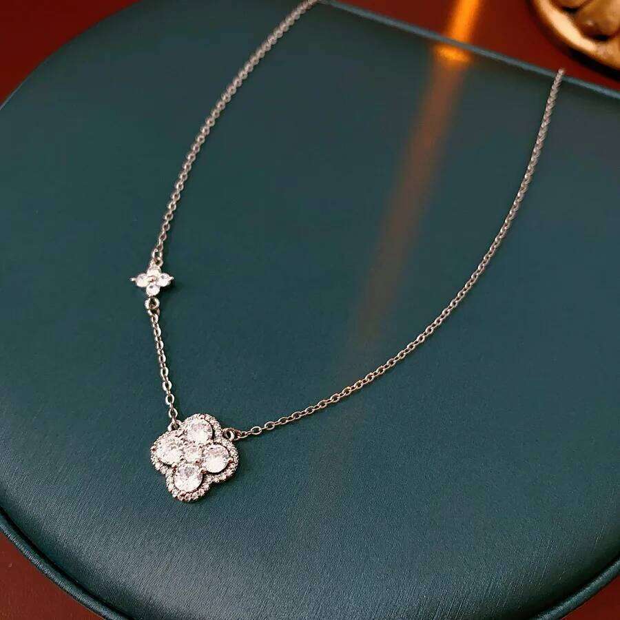 New lucky sparkling diamond cr silver necklace for women, niche clavicle chain, birthday and Thanksgiving gift H260312