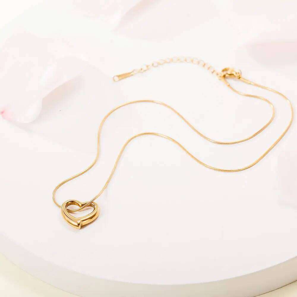 TOHM Simple Heart Shaped Hollow Pendant Necklace Stainless Steel Waterproof Women Collar Collarbone Chain Trendy Jewelry Party H260312