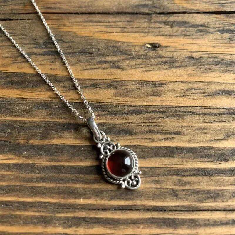 Vintage Bohemian Garnet Pendant for Women Creative Gorgeous Carved Red Personalized Necklace Jewelry Accessories H260312