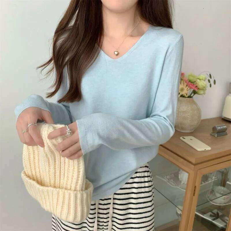 Fresh Elegant V-neck Loose Long-sleeved Sweater Bottoming Shirt for Women Trendy Autumn Commuting Top Pullovers Z260313