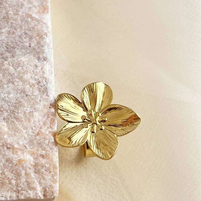 LATS 2024 New Flower Ring for Women Simple Temperament Party Fashion Trendy Charm Waterproof Jewelry Gifts Wholesale H260312