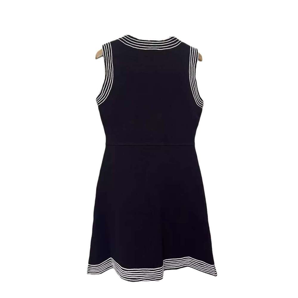 2026 designer's new French women's style striped round neck single breasted sleeveless knitted black dress