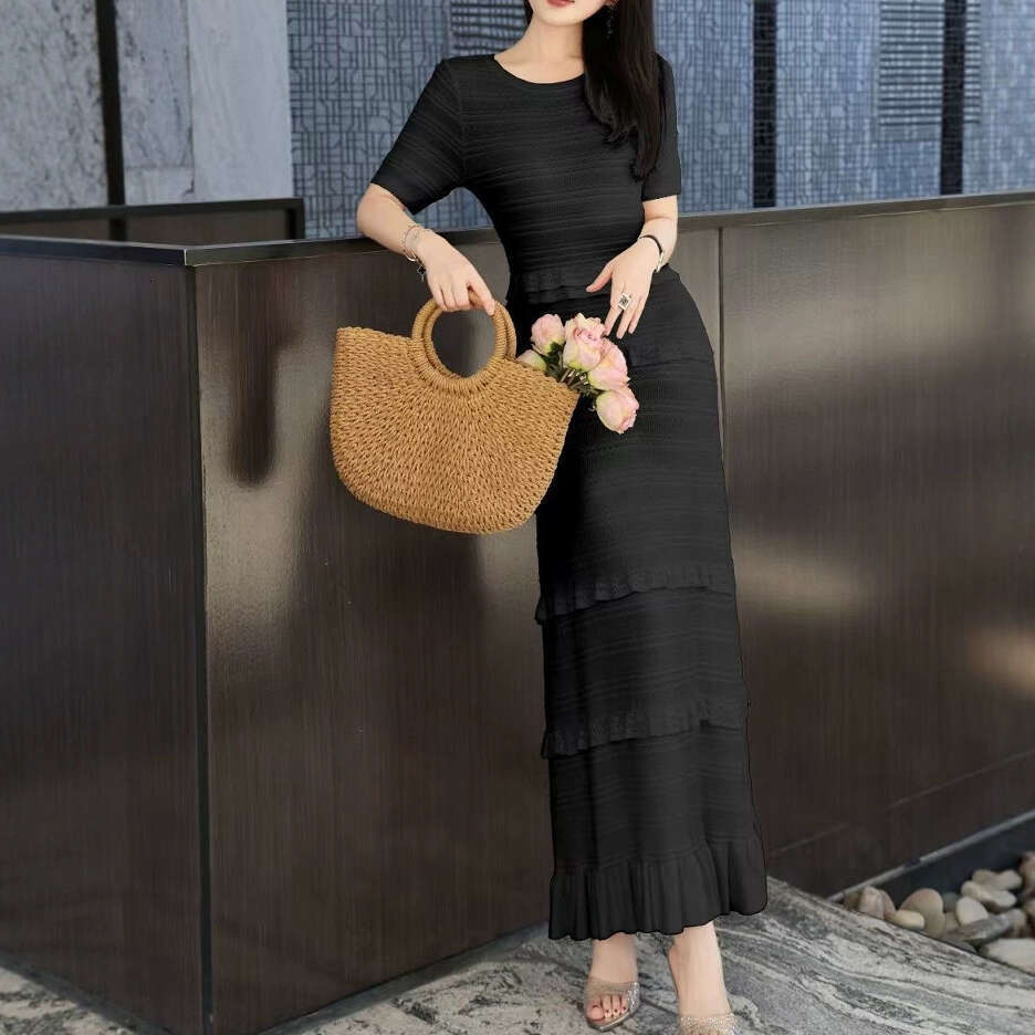 Designer's high-end elegant women's 2026 spring pleated round neck long sleeved knitted dress