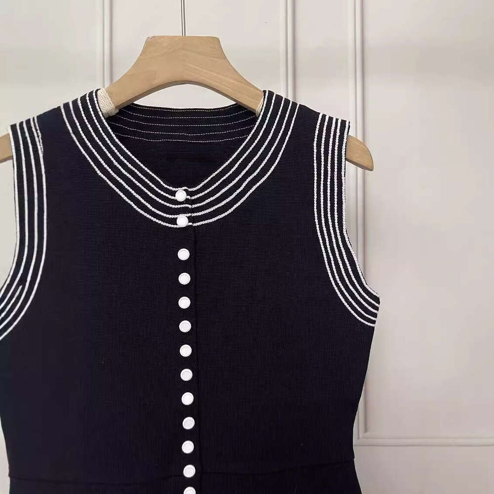 2026 designer's new French women's style striped round neck single breasted sleeveless knitted black dress