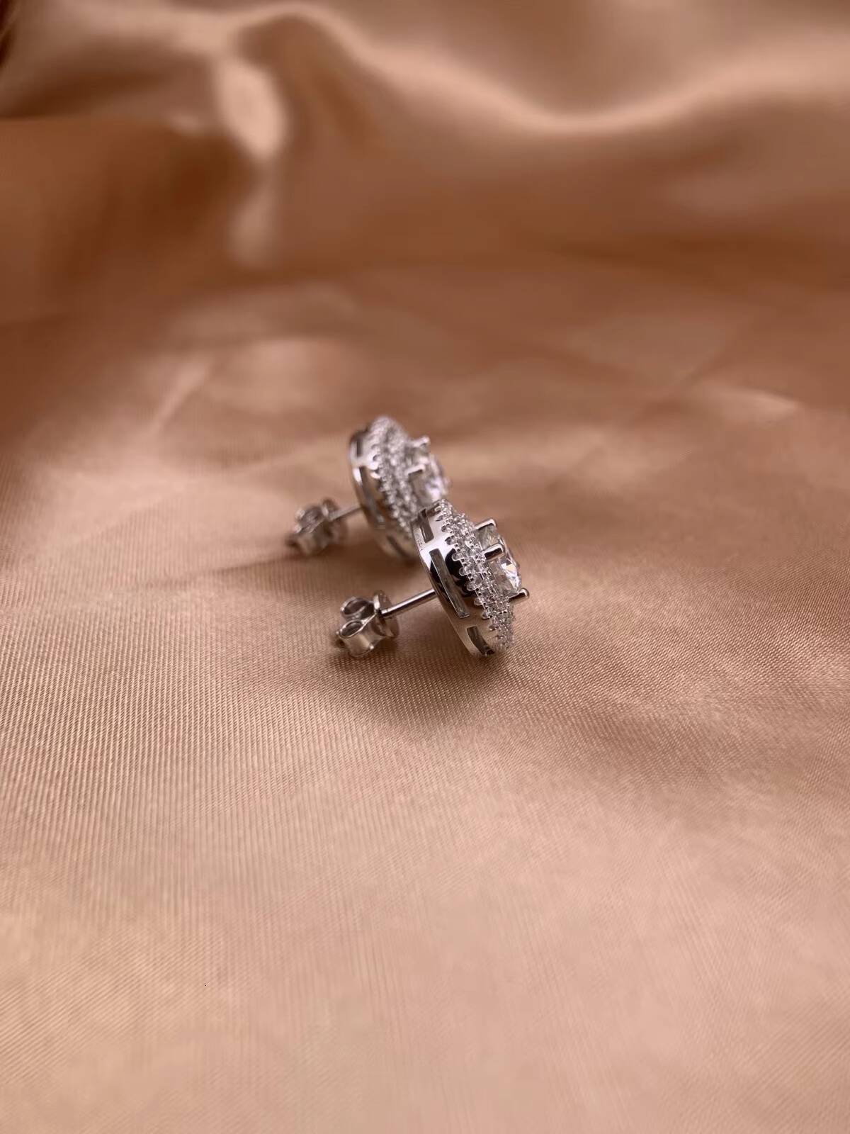 Wholesale Top Grade Clear Moissanite Lightweight Diamond Earring with Beautiful Shine Comfortable Fit for Long Time Use Jewelry
