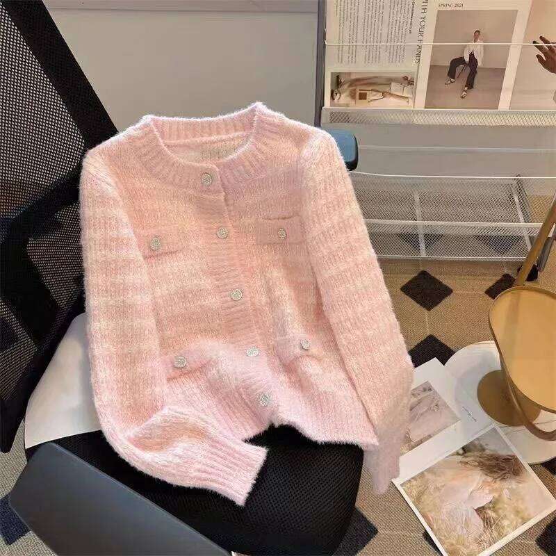 Autumn and winter new soft glutinous knitted cardigan feminine temperament anti-aging short sweater design long sleeved top Z260314