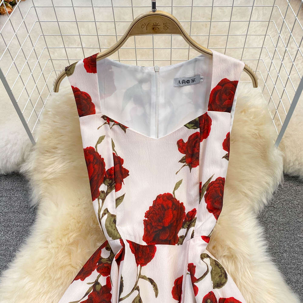 Lightweight mature style French retro 2026 summer Korean version sleeveless waist cinching slim fit square neck dress