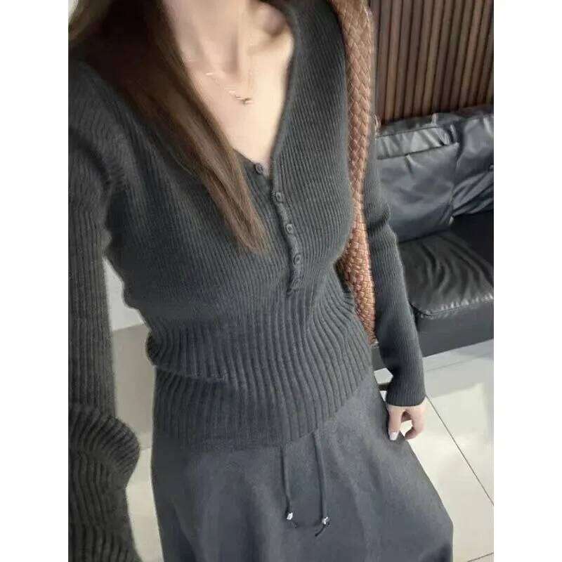 White V-neck Long-sleeved Knitted Women's Winter Petite Short Slim-fitting Sweater Early Autumn Chic Top Z260314