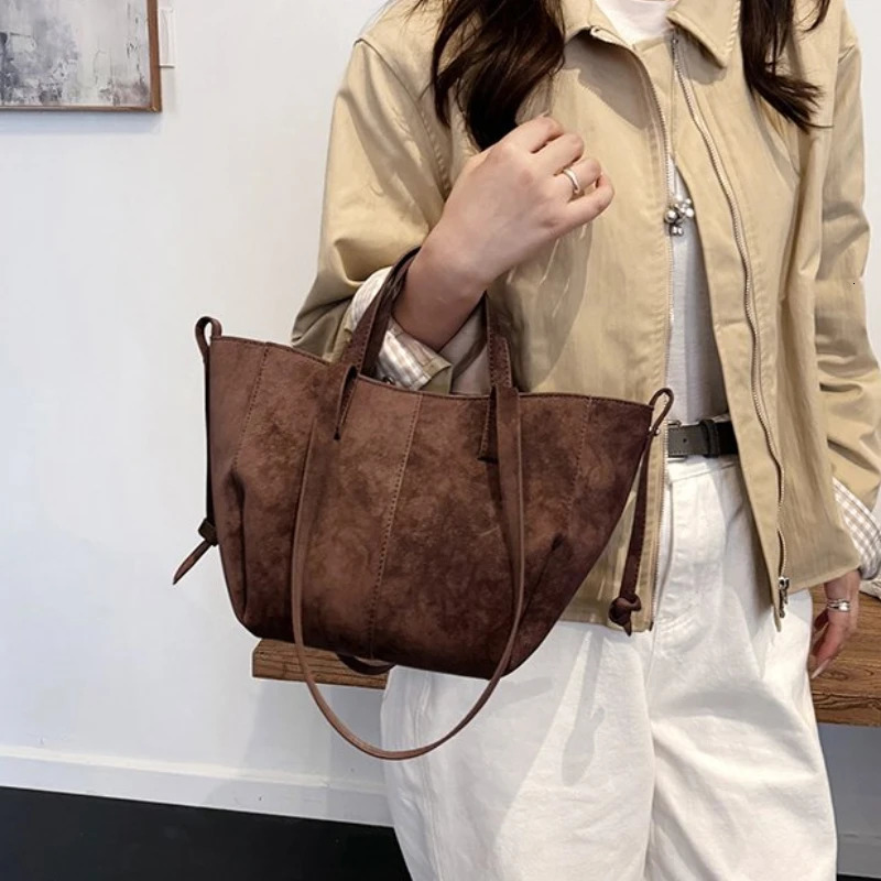Light Solid PU Hasp Shoulder Bag for Women Commuting Frosted Leather Handbag 2026 Large Capacity Niche Tote Bags 260303
