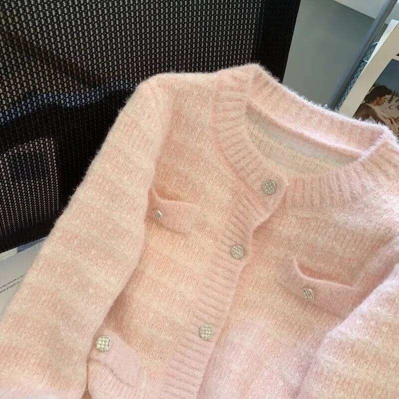 Autumn and winter new soft glutinous knitted cardigan feminine temperament anti-aging short sweater design long sleeved top Z260314