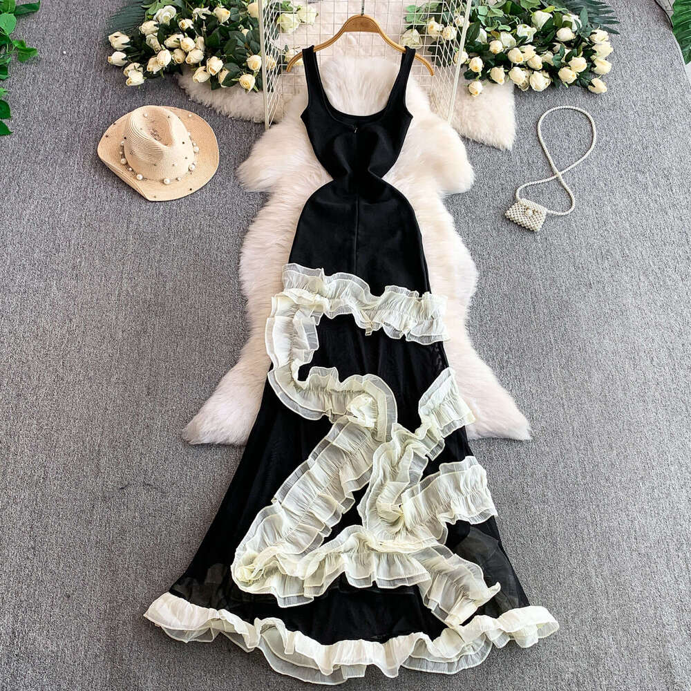 Designer, internet celebrity, niche, stunning, sweet, pleated, spliced knit women's vest, holiday style, slim and elegant