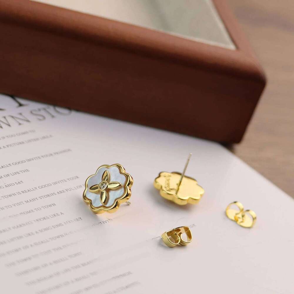 Elegant Lady Style Cr Shell Flower Design Pendant Necklace Simple Classy Fashion Jewelry Lockbone Chain Copper H260312