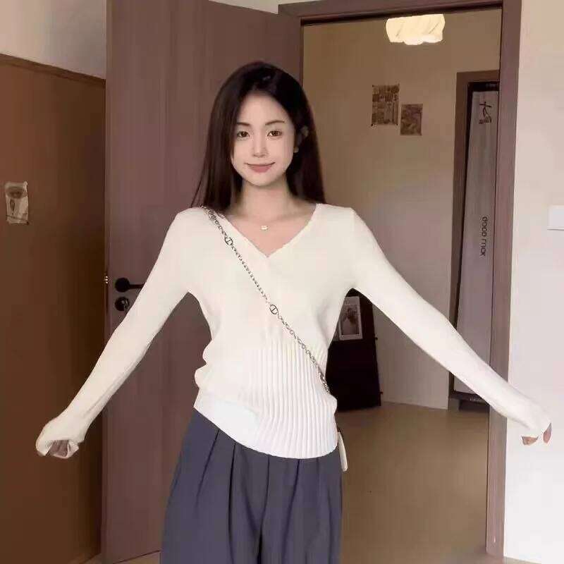 White V-neck Long-sleeved Knitted Women's Winter Petite Short Slim-fitting Sweater Early Autumn Chic Top Z260313