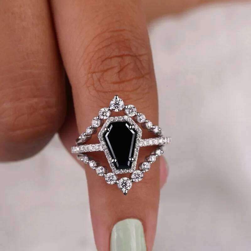 European and American new fashionable black gemstone inlaid with personalized luxury simple women's ring H260312