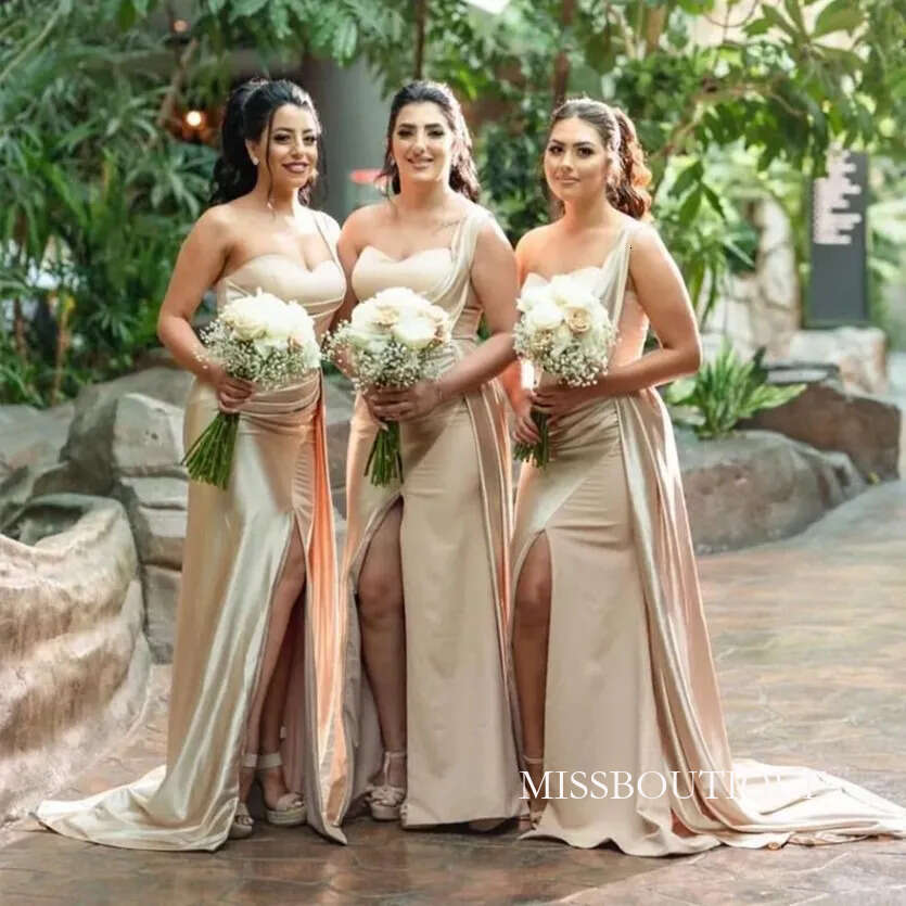 Light Champagne Mermaid Bridesmaid Dresses One Shoulder Neck Split Side Pleated Maid Of Honor Gowns Sweep Train Trumpet Wedding Guest Dress D13 B0313