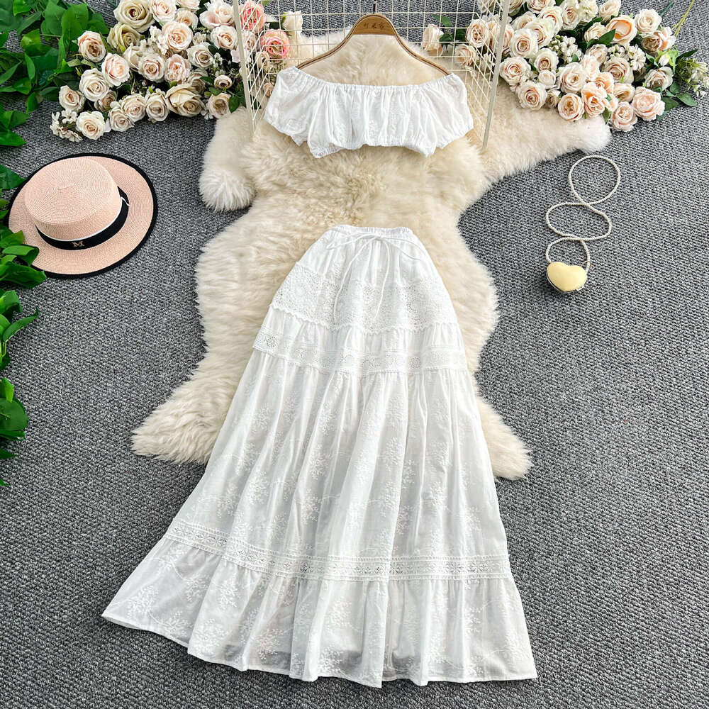 Designer Fairy pretends to be a 2026 summer French off shoulder bubble sleeve short sleeved hollowed out embroidered top