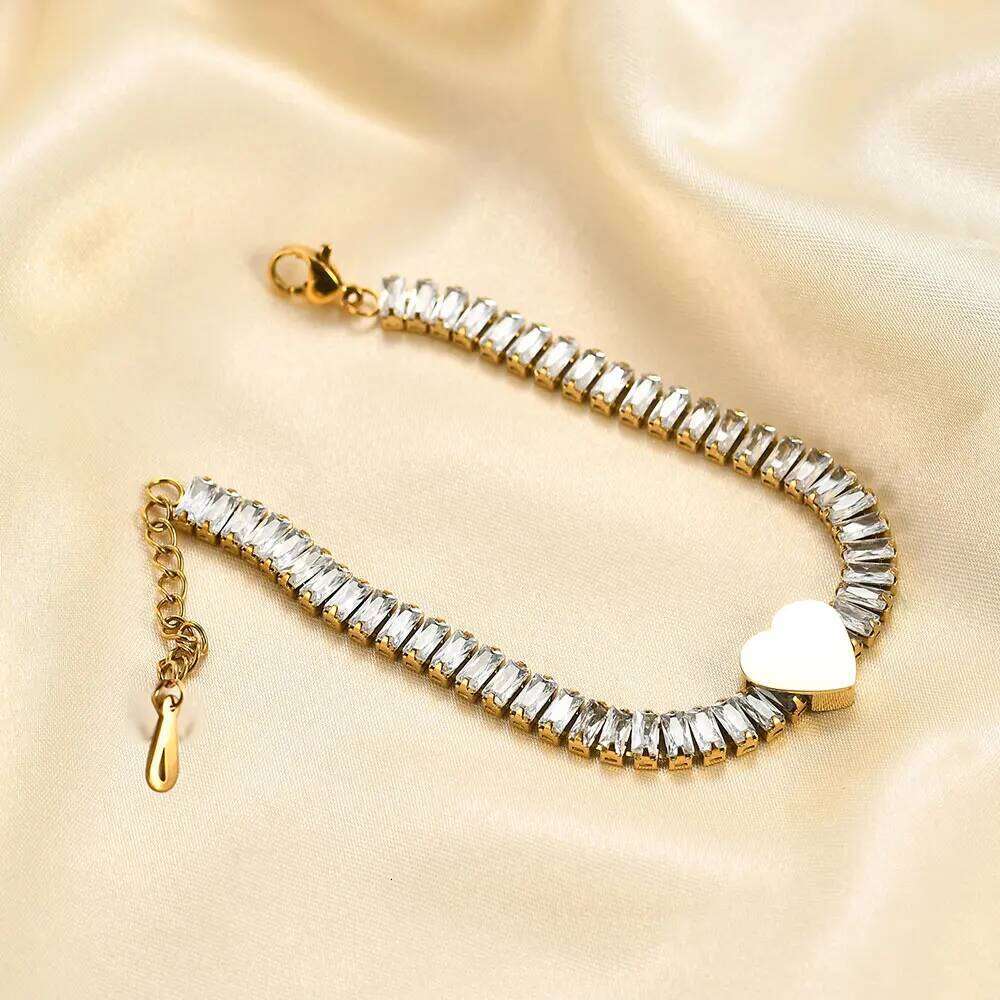A light luxury stainless steel InS-style zircon heart-shaped letter bracelet with 26 English letters as a fashionable accessory Z260313