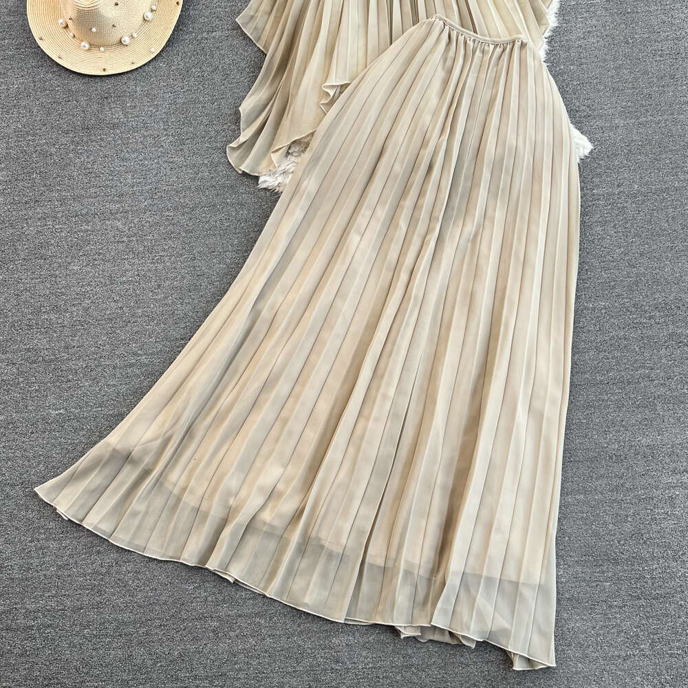 Designer fashion women's two-piece set with exposed shoulders, loose fit, high waist, a24 slim fit, A-line pleated skirt, wide hem