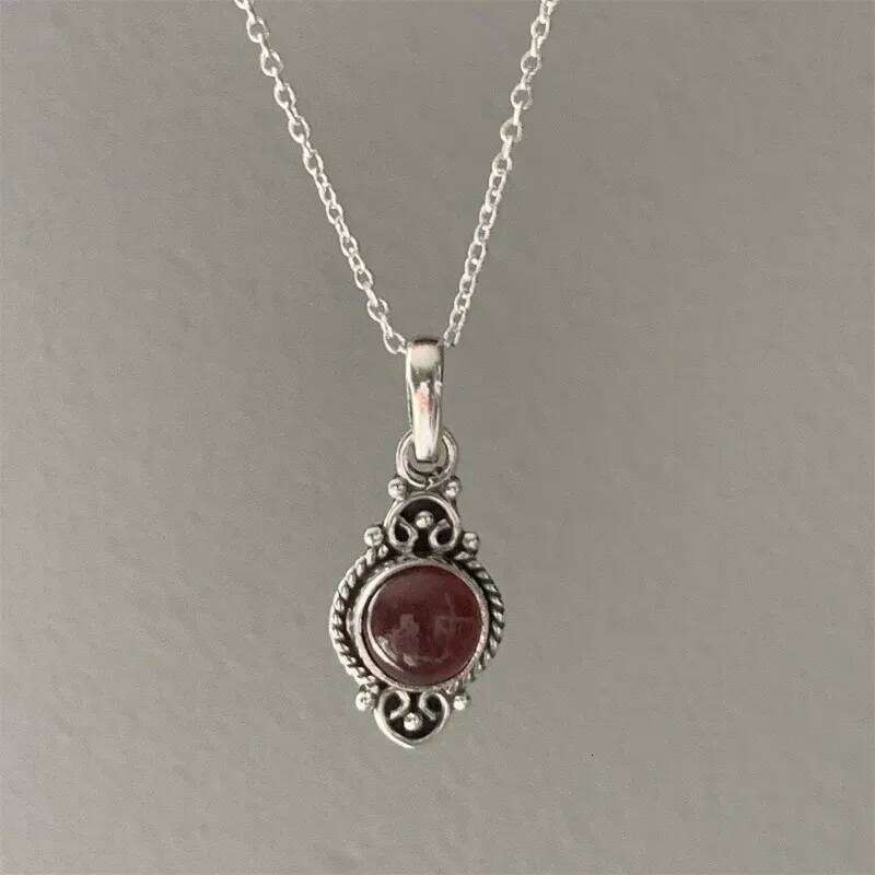 Vintage Bohemian Garnet Pendant for Women Creative Gorgeous Carved Red Personalized Necklace Jewelry Accessories H260312