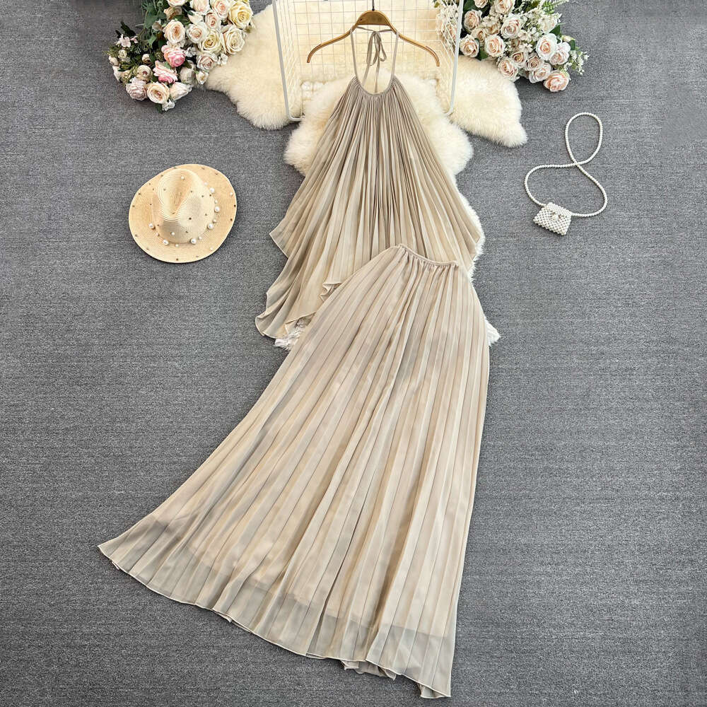 Designer fashion women's two-piece set with exposed shoulders, loose fit, high waist, a24 slim fit, A-line pleated skirt, wide hem
