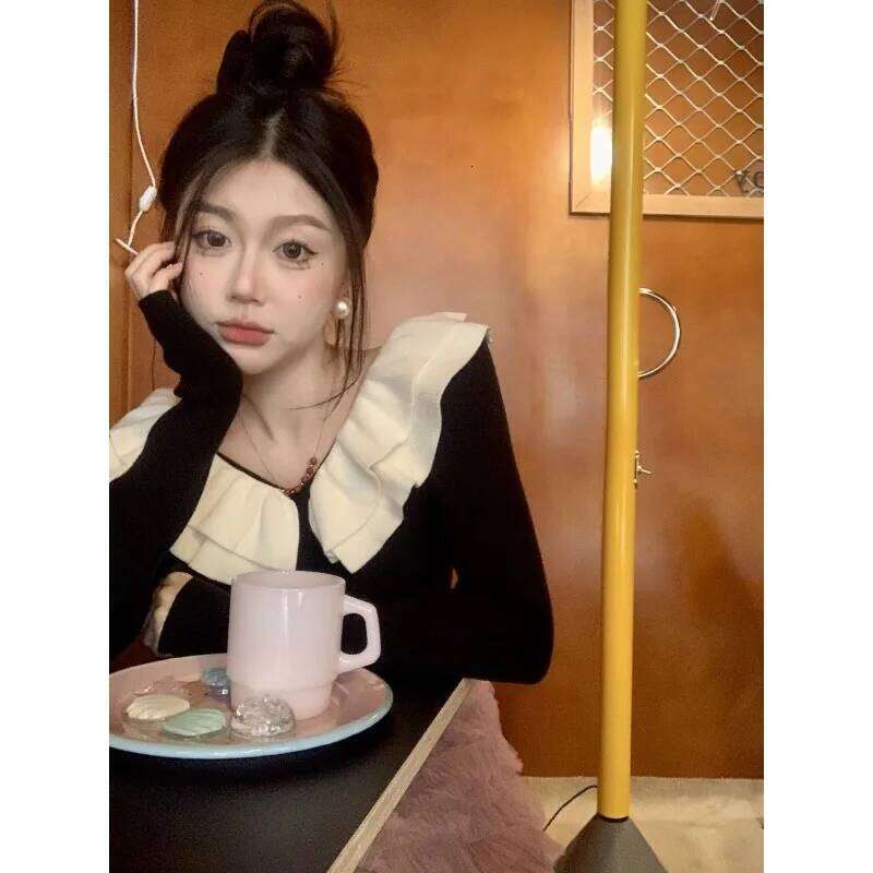 Big Red Short Sweater for Women Autumn with Knitted Bottoming Shirt High-end Clavicle V-neck Top Z260313