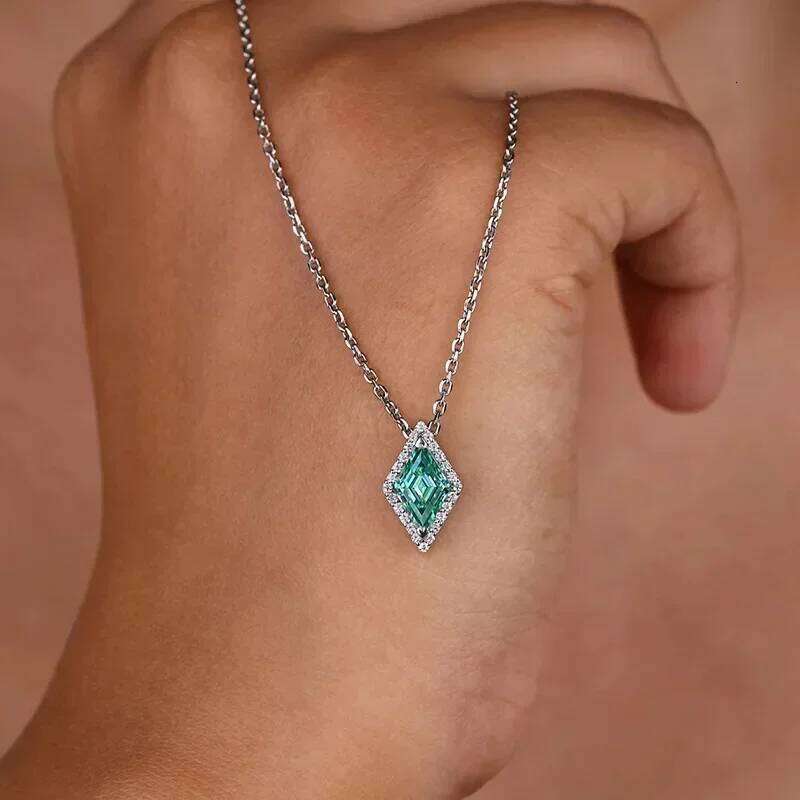 2025 European and American temperament simple green necklace quadrilateral pendant zircon texture banquet sweater chain H260312