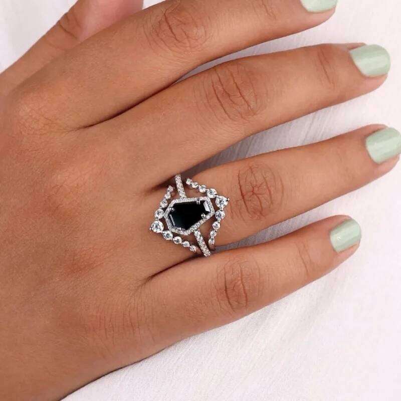 European and American new fashionable black gemstone inlaid with personalized luxury simple women's ring H260312