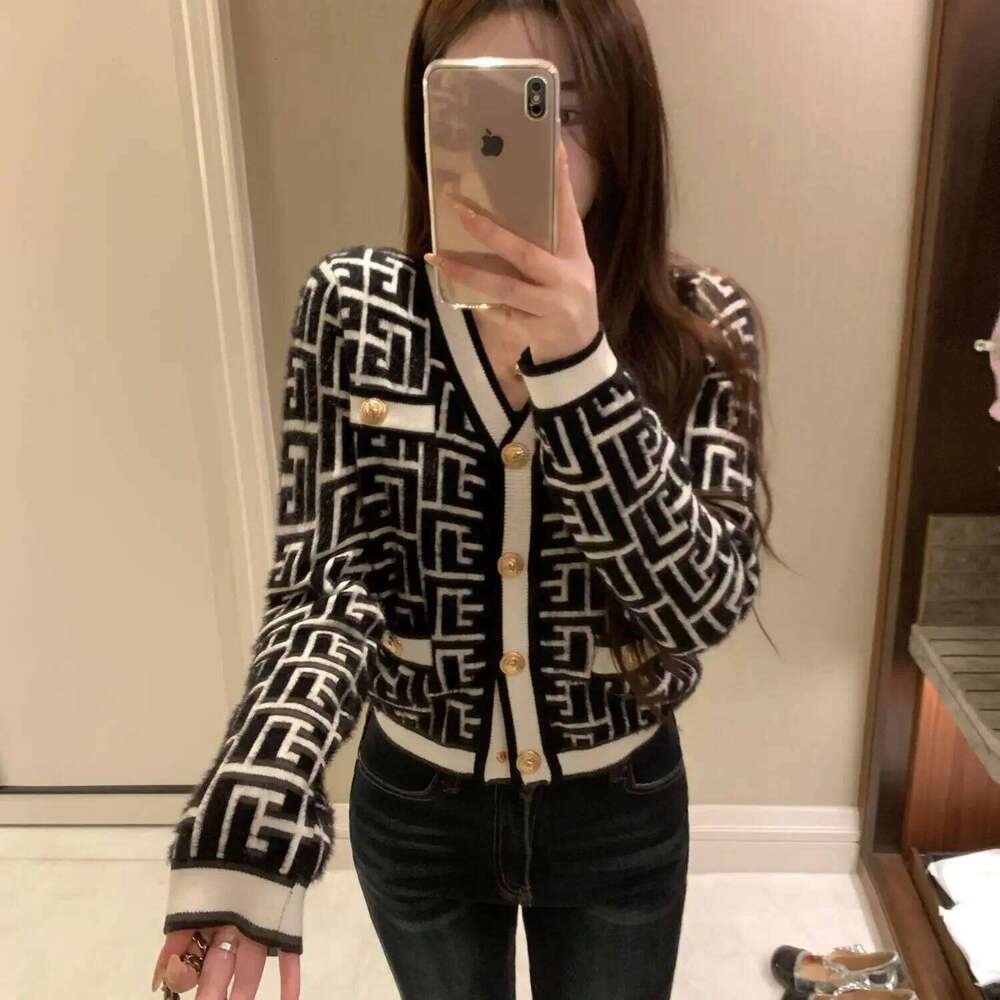 Temperament 2024 New Autumn Winter Knitting Cardigan Coat Women Clothes Geometric Top Tee Ladies Fashion Buttons V-neck Sweater Z260313