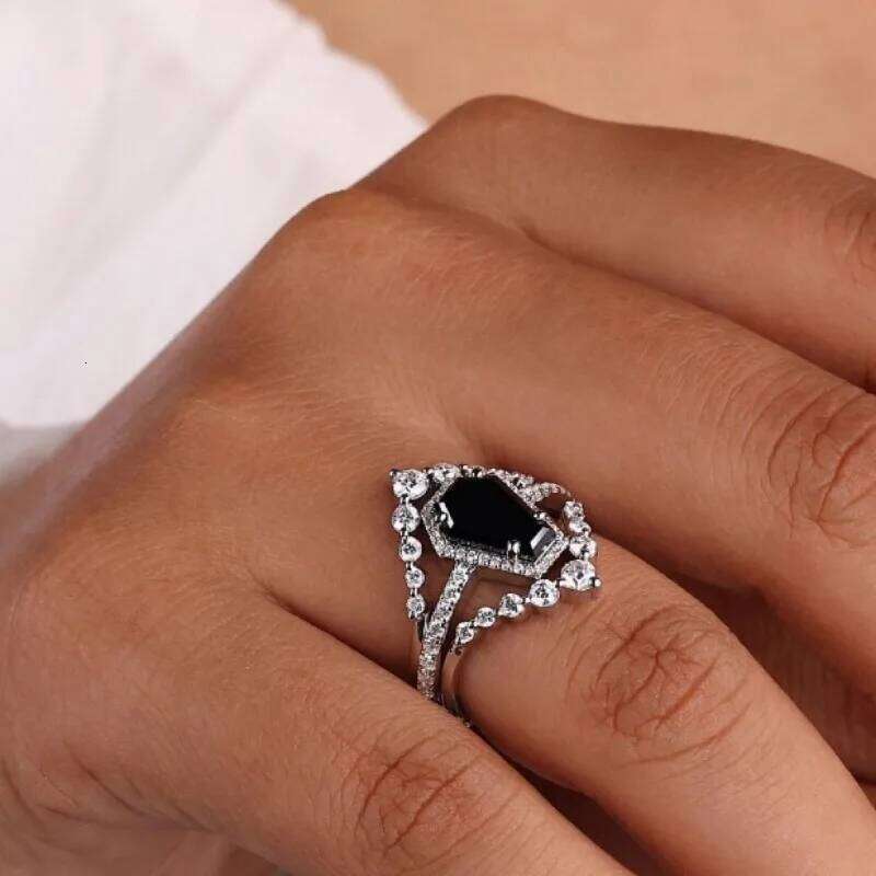 European and American new fashionable black gemstone inlaid with personalized luxury simple women's ring H260312