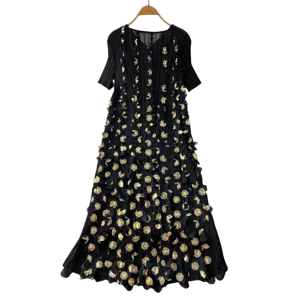 2026 designer women's V-neck pleated summer heavyweight gold three-dimensional flower design for age reduction and slimming long style
