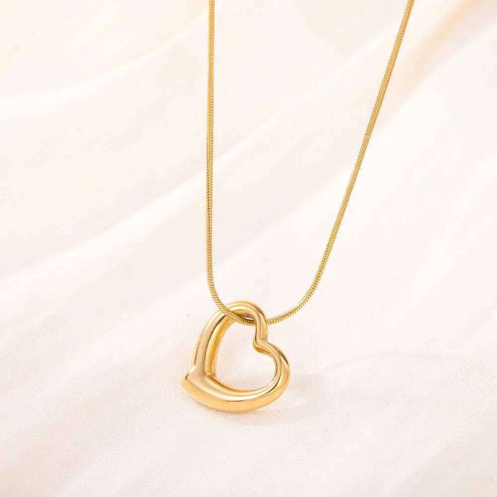 TOHM Simple Heart Shaped Hollow Pendant Necklace Stainless Steel Waterproof Women Collar Collarbone Chain Trendy Jewelry Party H260312