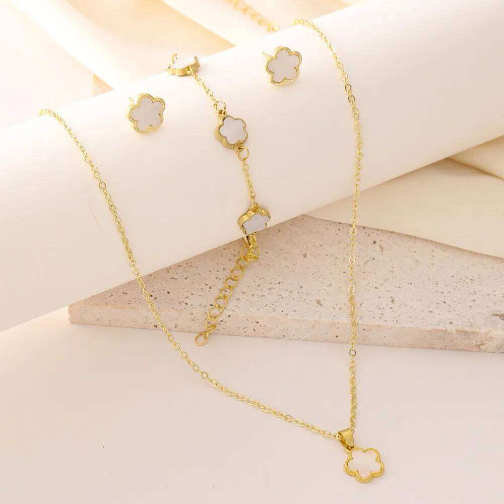 Lucky Five-petal Flower Five- Cr Earrings Necklace Three-piece Set for Woman Stylish Accessories Party Jewelry H260312