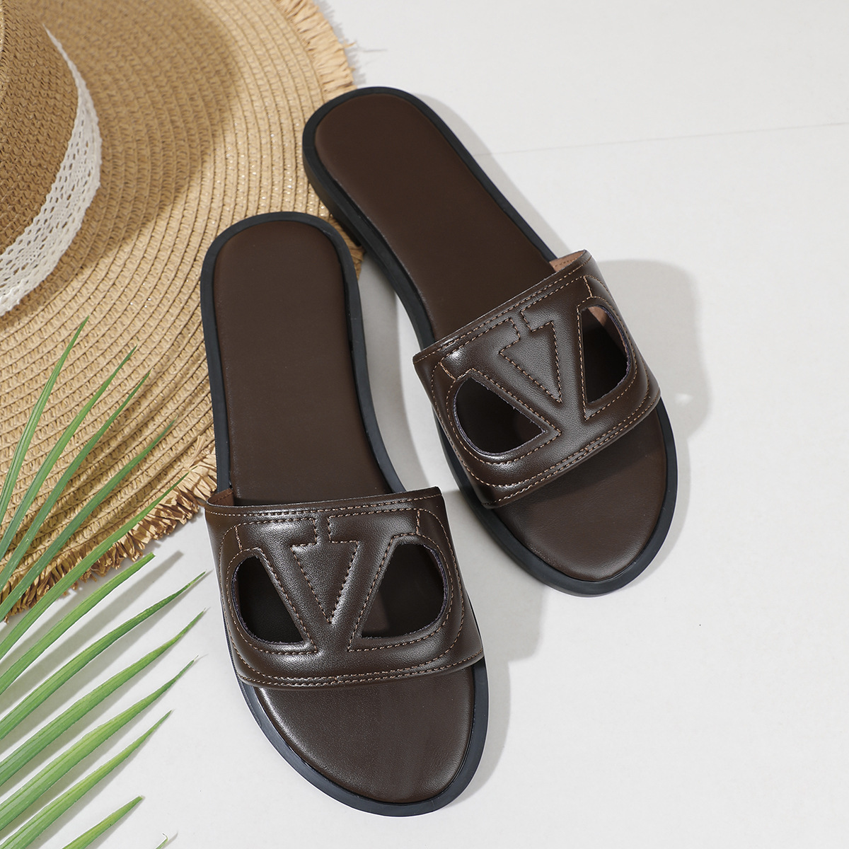 2026 V-shaped Women's Outdoor Slippers, 2026 Hot-selling Summer Fashion Versatile Flat Women's Sandals With Soft Soles Luxury For Vacation