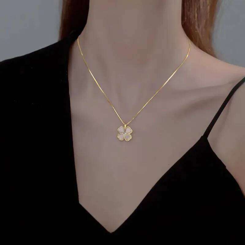 Exquisite Beautiful Flower Necklace Fashion Classic Geometric Niche Light Stainless Steel Clavicle Chain H260312