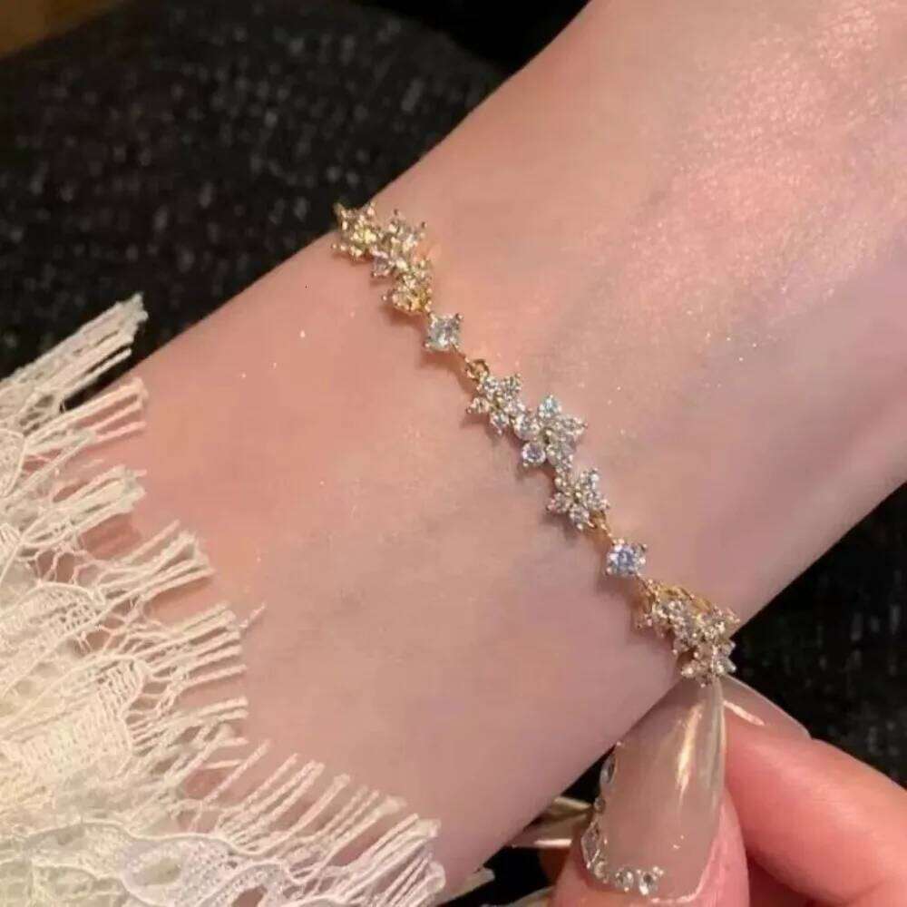 Exquisite Luxury Shining Micro-inlaid Zircon Cherry Blossoms Flower-shaped Adjustable Pull Bracelet for Women Sweet Jewelry Gift Z260313
