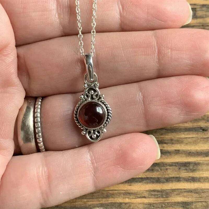 Vintage Bohemian Garnet Pendant for Women Creative Gorgeous Carved Red Personalized Necklace Jewelry Accessories H260312