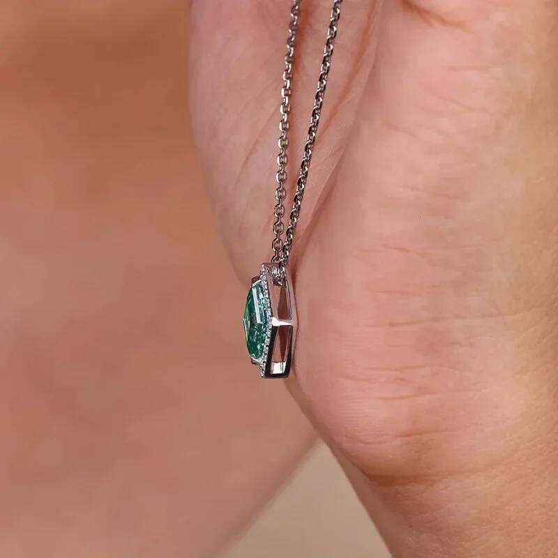 2025 European and American temperament simple green necklace quadrilateral pendant zircon texture banquet sweater chain H260312