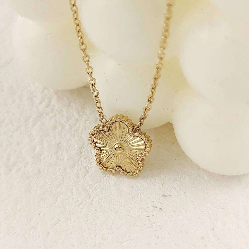 Fashlonable Womens Flve Flower Gold Plated Pendant Necklace For Women Temperament Llght Hlgh Quallty Clavicle Chain H260312