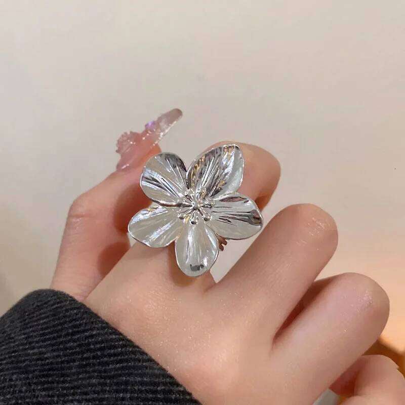 LATS 2024 New Flower Ring for Women Simple Temperament Party Fashion Trendy Charm Waterproof Jewelry Gifts Wholesale H260312