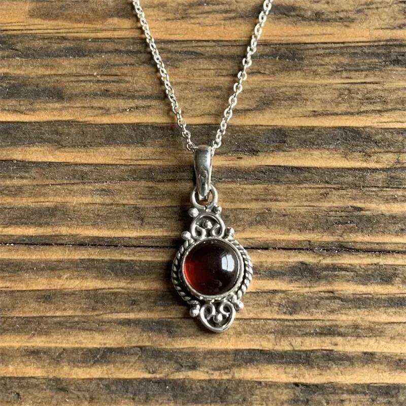 Vintage Bohemian Garnet Pendant for Women Creative Gorgeous Carved Red Personalized Necklace Jewelry Accessories H260312