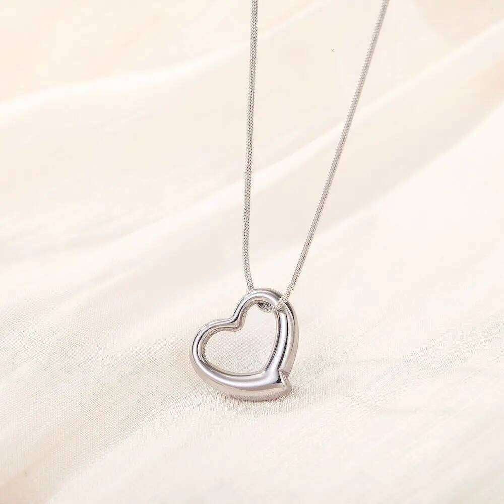 TOHM Simple Heart Shaped Hollow Pendant Necklace Stainless Steel Waterproof Women Collar Collarbone Chain Trendy Jewelry Party H260312