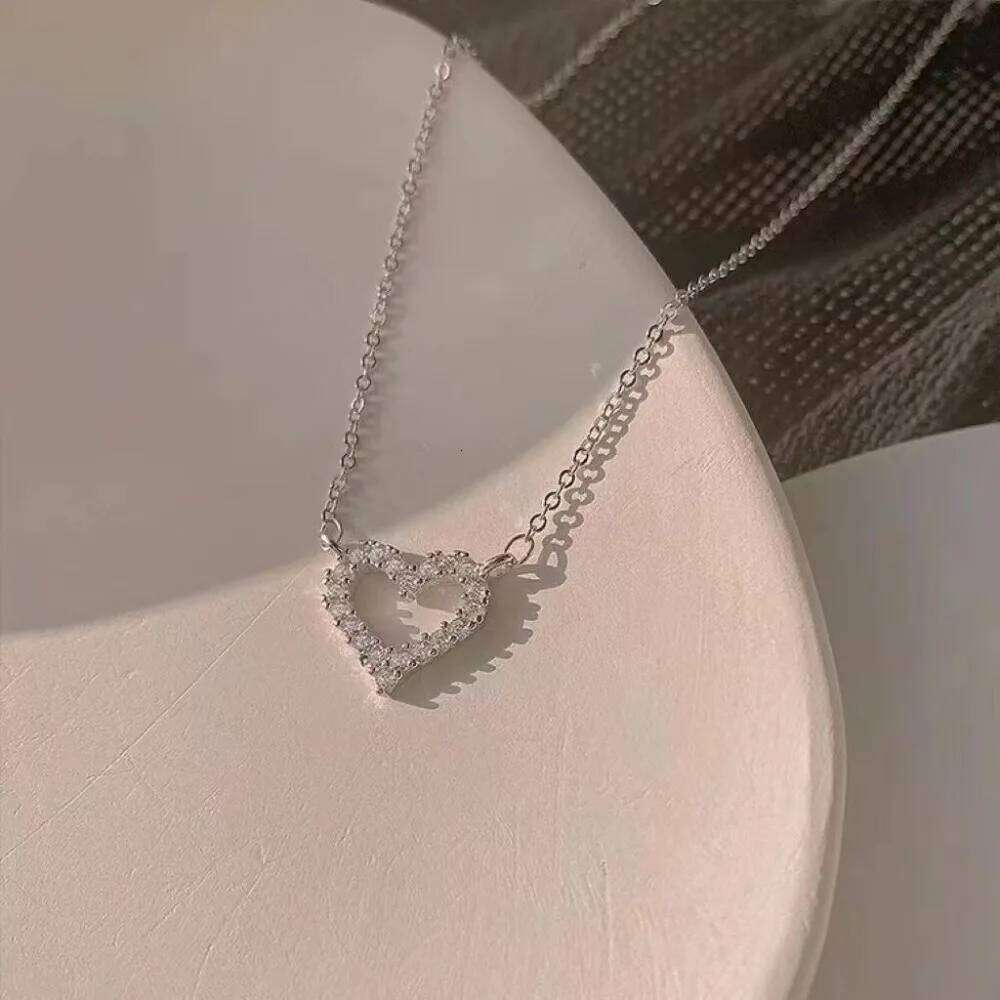 Fashion Hollow Heart Pendant for Women Romantic Zircon Simple Necklace Trendy Jewelry Gift Accessories H260312