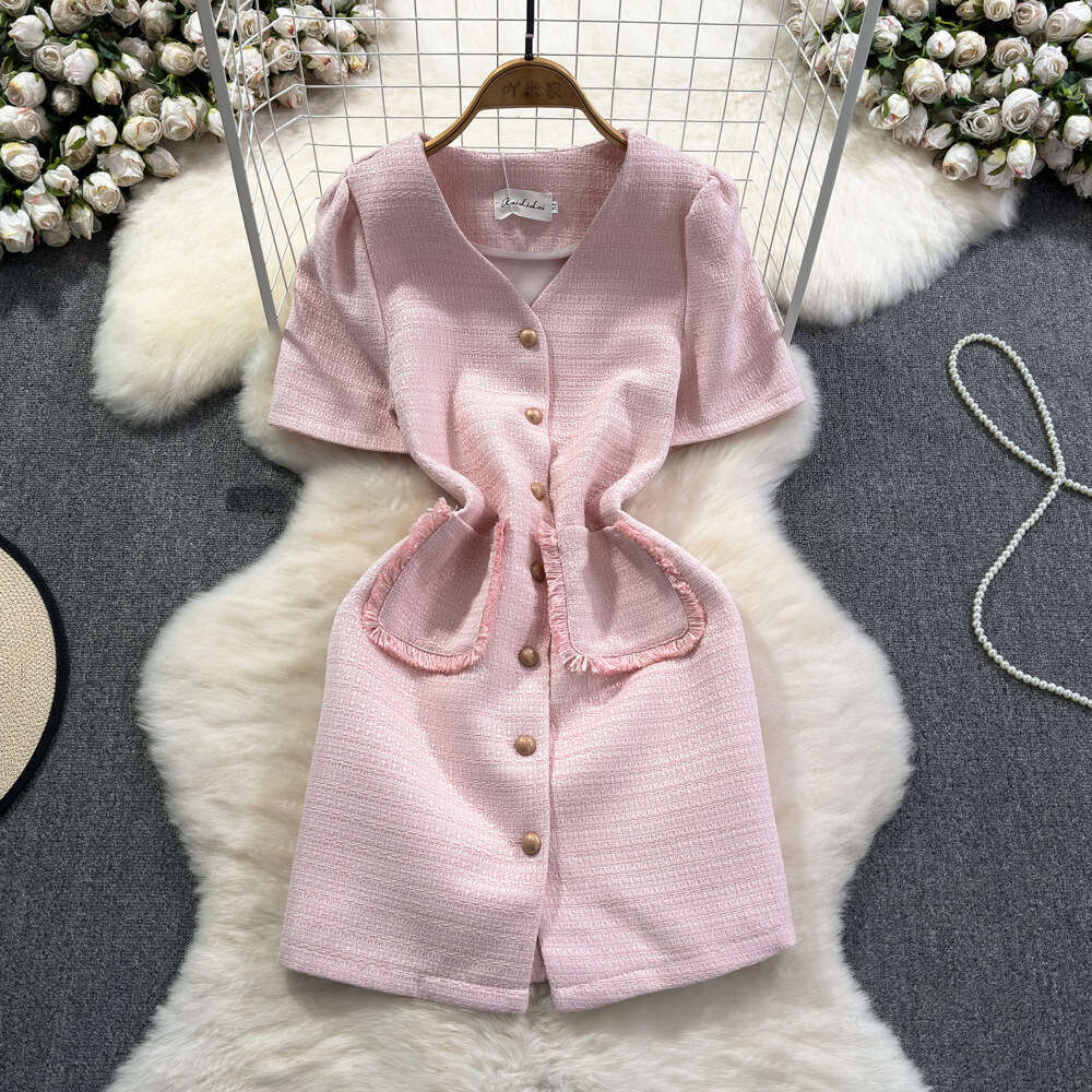 2026 designer French a16 V-neck dress with high-end texture, perfect elegance and slimming for summer, unique and niche